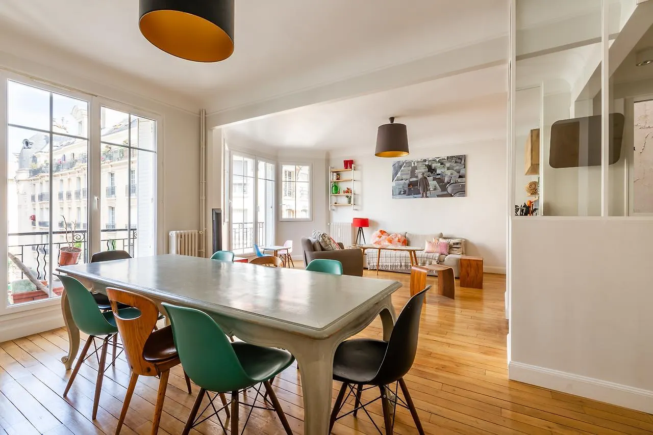 Veeve - Retro Chic In Petit Montrouge Apartment Paris
