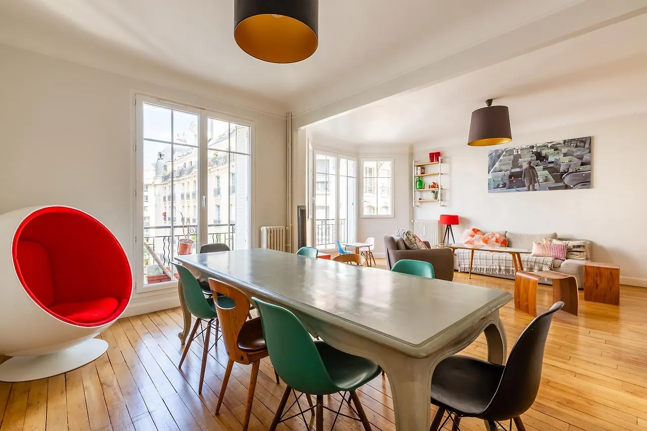 Veeve - Retro Chic In Petit Montrouge contacts