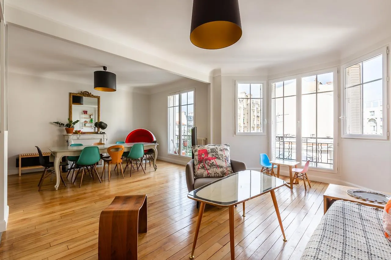 Veeve - Retro Chic In Petit Montrouge Apartment Paris