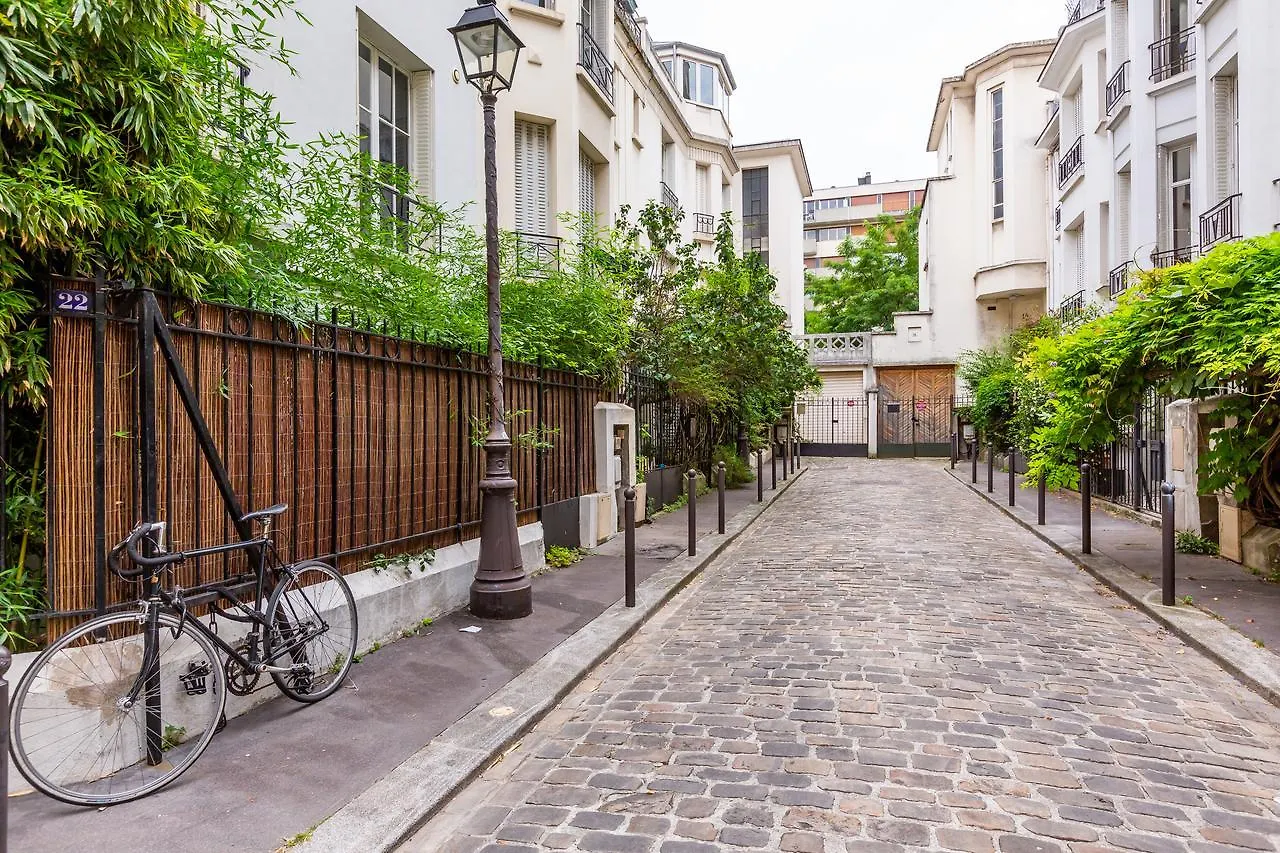 Veeve - Retro Chic In Petit Montrouge Apartment Paris France